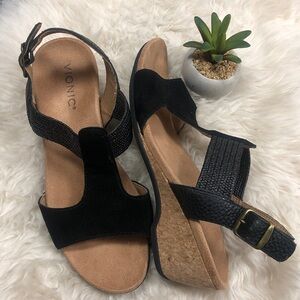 VIONIC KAYTIE T-Strap Suede Strappy SANDALS 2”heels Concave Heelbed EUC near new